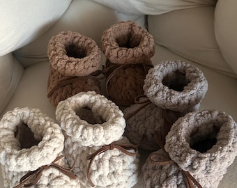 Botitas de bebé tejidas a crochet con lazos de gamuza, zapatitos de cuna, hilo de chenilla suave, regalo para recién nacidos y baby shower.