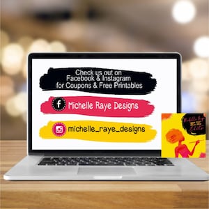 K&ouml;nnte beinhalten: Ein Laptop-Bildschirm zeigt eine Grafik mit dem Text "Check us out on Facebook & Instagram for Coupons & Free Printables". Unter dem Text befinden sich zwei Schaltfl&auml;chen mit Social-Media-Symbolen. Die erste Schaltfl&auml;che ist rosa und hat ein Facebook-Symbol und den Text "Michelle Raye Designs". Die zweite Schaltfl&auml;che ist gelb und hat ein Instagram-Symbol und den Text "michelle_raye_designs".
