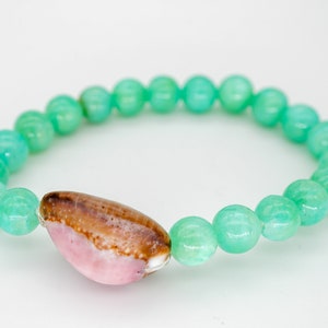 Hawaiian Cowrie Shell Bracelet with Aqua Dyed Quartzite Beads, Stretchy Bracelet with Seashell, Tropical Beach Jewelry, Ocean Jewelry Bild 4