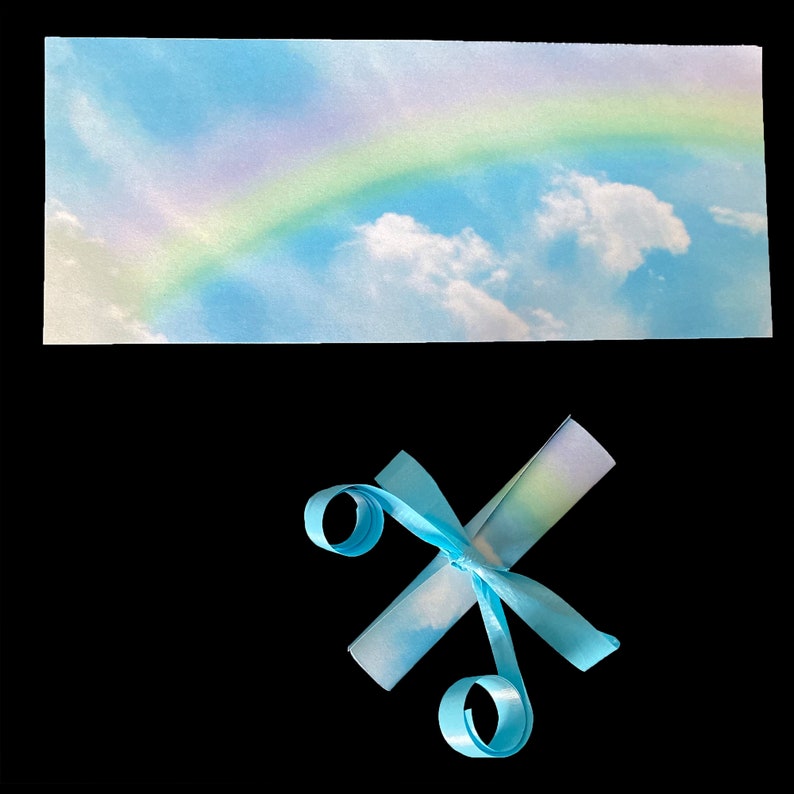 K&ouml;nnte beinhalten: Ein blaues Band, das zu einer Schleife gebunden ist, mit einem hellblauen und wei&szlig;en Hintergrund mit einem Regenbogen.