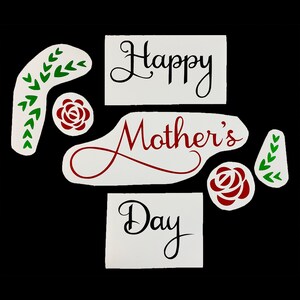 Peut inclure: D&eacute;coupes de papier blanc avec le texte "Happy Mother's Day" en lettres cursives noires. Les d&eacute;coupes sont d&eacute;cor&eacute;es de feuilles vertes et de roses rouges.