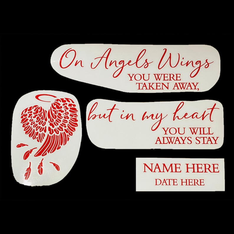 K&ouml;nnte beinhalten: Drei wei&szlig;e Vinyl-Aufkleber mit rotem Text und einem roten Engelsfl&uuml;gel-Design. Der obere Aufkleber lautet "On Angels Wings You Were Taken Away,". Der mittlere Aufkleber lautet "but in my heart You Will Always Stay". Der untere Aufkleber hat Platz f&uuml;r einen Namen und ein Datum.