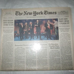 Może przedstawiać: Zabytkowy egzemplarz gazety The New York Times z poniedziałku 10 września 2001 r., z nagłówkami o recesji i debatach burmistrzów. Gazeta jest zamknięta w ochronnym plastikowym rękawie.