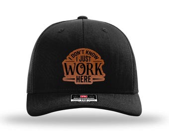 Gorra «No sé, solo trabajo aquí» – Gorra de camionero divertida – Gorra con parche de humor laboral – Regalo sarcástico para empleados – Richardson 112