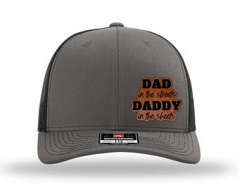 Gorra «Papá en la calle, papá en la cama» – Gorra con humor para adultos – Gorra de camionero «Papá travieso» – Gorra con parche provocativo – Richardson 112