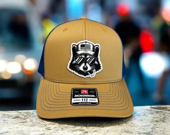 Mapache fumando con gafas de sol y gorra de camionero con parche de cuero sintético grabado. Regalo para papá. Regalo único. Gorra divertida.