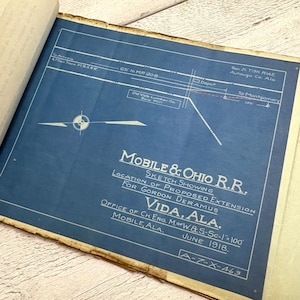 Carpeta de documentos de ferrocarriles antiguos con un plano, efímeros para diario de recortes