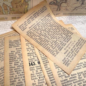 Könnte beinhalten: Ein Stapel alter, offener Buchseiten mit finnischem Text. Die Seiten sind vergilbt und abgenutzt, mit sichtbarem Text und Zahlen. Im Hintergrund befindet sich eine Karte.