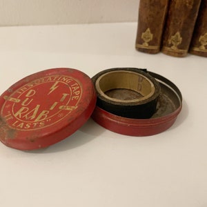 Caixa de lata vintage, Fita isolante, Publicidade, Recipiente, Armazenamento de itens efêmeros, Diário de lixo, Mídia mista