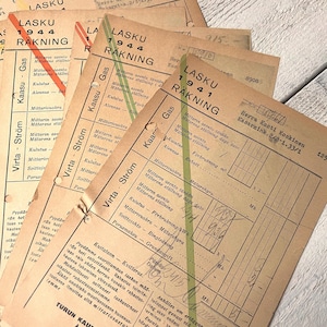 Könnte beinhalten: Eine Sammlung alter Versorgungsrechnungen aus beigem Papier von 1941 und 1944 mit schwarzem Druck in Finnisch und Schwedisch. Die Dokumente enthalten Spalten für Gas- und Stromverbrauch, beschriftet als Kaasu-Gas und Virta-Ström, mit handschriftlichen Notizen.