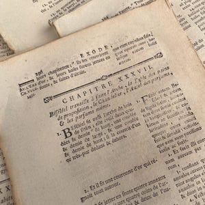 Antieke Latijns-Franse bijbelpagina's uit de 18e eeuw, vintage boekpagina's van lompenpapier, efemere rommeltijdschriften, 10 vellen