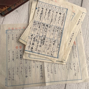 Pagine antiche di libri contabili giapponesi manoscritti, carta washi sottile, materiale effimero asiatico vintage per diario spazzatura, fogli doppi