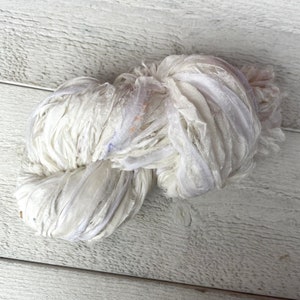 Nastro di seta sari in chiffon bianco, 'So White', parzialmente molto STRETTO, sari indiano riciclato, nastri per artigianato, diario, 3 / 6 / 10 iarde