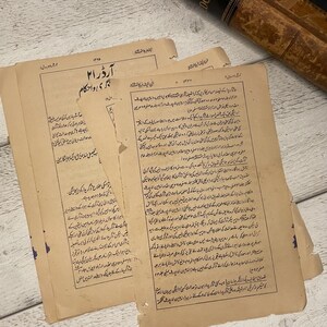 Könnte beinhalten: Nahaufnahme einer Seite aus einem alten Buch, das in Urdu geschrieben ist. Die Seite ist gealtert und hat braunen Text. Der Text ist in einer traditionellen Schrift und enthält die Wörter "آرڈر ۲۱" und "گری و احکام".