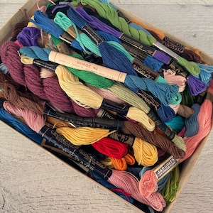écheveaux de fil vintage, éphémères, journaux de couture, manuels d'aiguilles, techniques mixtes, PAS toute la boîte, 10 écheveaux choisis au hasard, partiellement utilisés