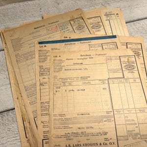 Könnte beinhalten: Eine Sammlung alter, beigefarbener Frachtbriefe oder Versanddokumente mit der Aufschrift Rahtikirja - Fraktsedel. Diese Dokumente enthalten gedruckte Raster, schwarzen Text auf Finnisch und Schwedisch, handschriftliche Notizen in Tinte sowie offizielle Stempel.