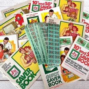 Op de afbeelding: Een verzameling vintage groene en witte "S&H Green Stamps" spaarboekjes. De boekjes bevatten illustraties van gezinnen en de tekst "10's and 50's Saver Book".