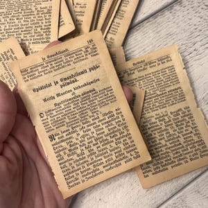 Könnte beinhalten: Nahaufnahme eines Stapels vergilbter, alter Papierseiten mit schwarzem Text. Der Text enthält die Wörter "Epistolat ja Ewankeliumit pyhä-päivänä" und "Neitsy Maarian kirkonkäymisen eff Kynttilämessun-päivänä".