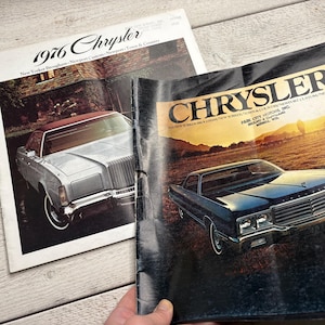 Rivista/opuscoli pubblicitari Chrysler vintage anni '70, due libri, uno strappato, per appassionati di auto o scrapbooking