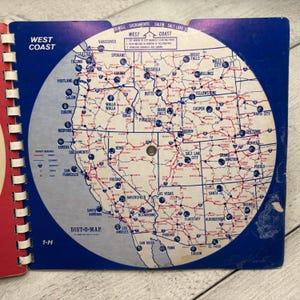 Carte vintage avec calculateur de distance, livret avec cartes des États-Unis, éphémères pour journal indésirable