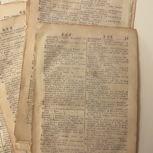 Pages anciennes de dictionnaire français des années 1780, pages de livres vintages, éphémères de journal indésirable, collage technique mixte, 10 feuilles