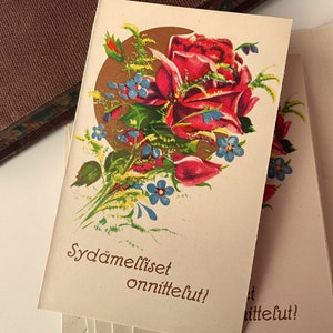 Vintage Finse bloemenwenskaart, Ephemera voor junkjournaling, rode rozen, gefeliciteerd