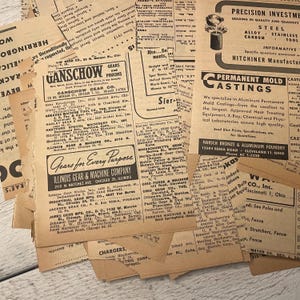 Könnte beinhalten: Eine Sammlung von alten Papieranzeigen für Getriebehersteller. Die Anzeigen zeigen Text und Illustrationen von Zahnrädern, Maschinen und Werkzeugen. Die Anzeigen sind auf vergilbtem Papier gedruckt und haben ein abgenutztes und verblasstes Aussehen.