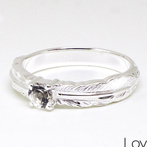 Anillo de pluma de plata Hulu con cristal