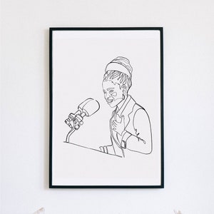 以下が含まれることがあります： マイクに向かって話している人の白黒の線画。その人はジャケットを着ていて、胸に手を当てています。