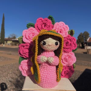 Rosa de peluche amigurumi de la Virgen María hecha a mano a crochet