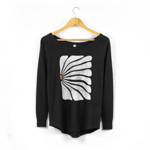 Womens Relaxed Fit Flower Print Long Sleeve T Shirt | Daisy Floral Print Scoop Neck Shirt | Ladies Loose Fit Scoop Neck Top in Black
