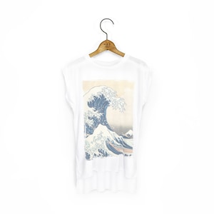 Women&#39;s &#39;The Great Wave off Kanagawa&#39; Katsushika Hokusai Japanese Art Flowy Muscle T-Shirt With Rolled Cuff
