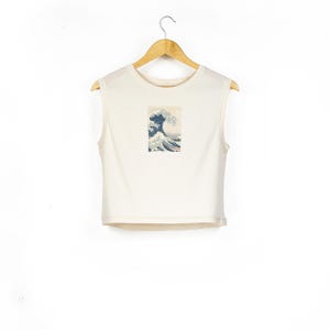 Top corto sin mangas para mujer con arte japonés / Estampado de Hokusai de La gran ola de Kanagawa / Camiseta sin mangas corta de corte relajado para mujer en color marfil lavado