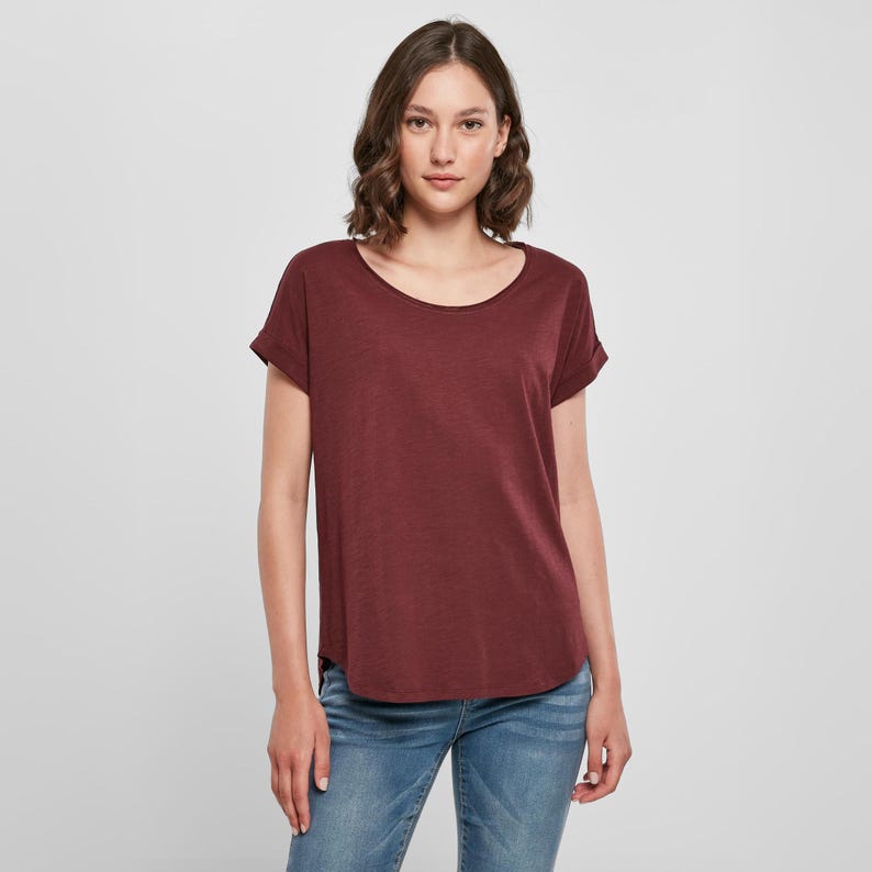 Womens semi fitted organic slub cotton tshirt with dropped rear hem. Available in cherry red.