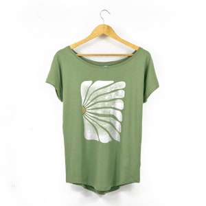 Women&#39;s &#39;Daisy&#39; Organic-Blend Scoop Neck T-Shirt