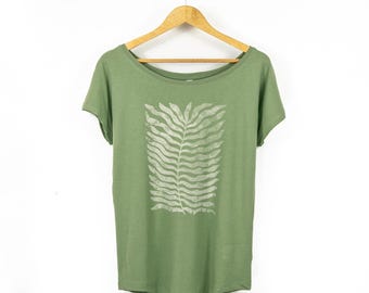 Camiseta orgánica con cuello redondo y estampado de helechos para mujer
