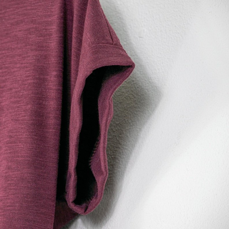 Womens semi fitted organic slub cotton tshirt with dropped rear hem. Available in cherry red.