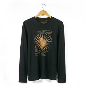 Vintage grafisch T-shirt met lange mouwen en zonneprint | Biologisch heren-T-shirt met lange mouwen in zwart