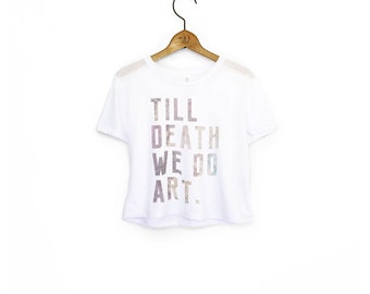 Frauen 'Till Death We Do Art' Künstler T-Shirt Graffiti T-Shirt Musiker T-Shirt Art Flowy Cropped T-Shirt