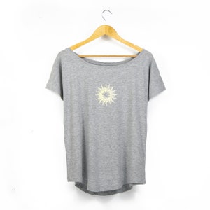 Damska koszulka Boho Vintage Sun z okrągłym dekoltem | Bluzka z nadrukiem Sunshine Celestial | Koszulka z mieszanki organicznej z okrągłym dekoltem