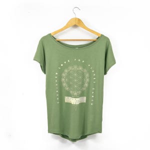 Womens U-Boot Hals Boho TShirt mit Lotus Flower Print | Cherished Love For Planet Earth Slogan-T-Shirt | Loose Fit Yoga Top in weichem Olivgrün
