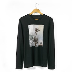 Langarm Surfer TShirt mit tropischen Print | Beach Dreams Grafik-T-Shirt | Herren Langarm Organic T-Shirt in schwarz