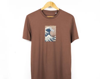 Unisex Hokusai Große Welle Japanische Kunst TShirt | Die große Welle vor Kanagawa japanischer Druck | Herren Bio-T-Shirt mit Rundhalsausschnitt in Sienabraun