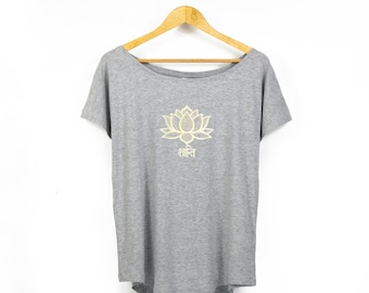 T-shirt da donna con scollo a barchetta e motivo a fiore di loto / Stampa floreale mandala "Peace" con testo in sanscrito / Top da yoga boho ampio / Moda estiva da donna