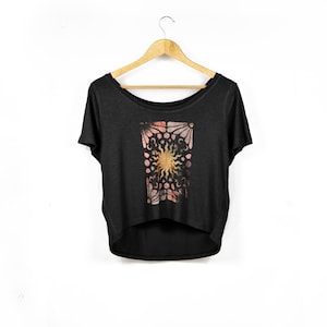 Damska koszulka do jogi w stylu Celestial Print Oversize zwiewna | Lunar Sunrise Vintage Style Graphic | Damska luźna koszulka z okrągłym dekoltem w kolorze czarnym