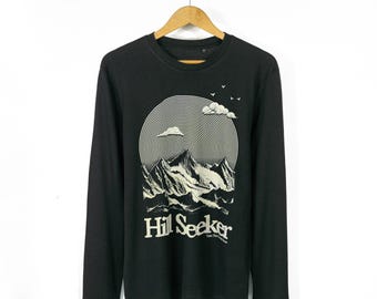 マウンテンプリント ロングスリーブ Tシャツ | ヒルシーカー グラフィック T シャツ | メンズ ロングスリーブ オーガニック T シャツ (ブラック)