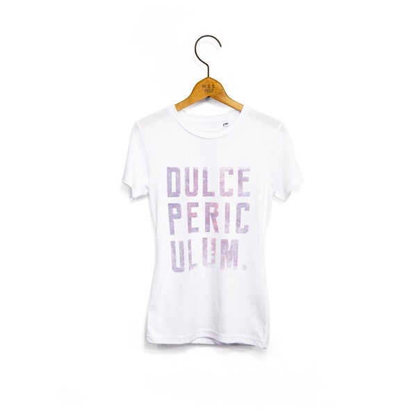 T-shirt pour femmes « Dulce Periculum » Danger est une douce phrase latine tri mélangé