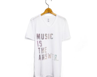 T-shirt da uomo con scollo a V in tessuto misto "La musica è la risposta".
