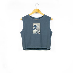 Top corto sin mangas para mujer con arte japonés / Estampado de Hokusai de La gran ola de Kanagawa / Camiseta corta de corte relajado para mujer en gris mineral