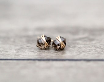 Orecchini a bottone in quarzo fumé e oro 14k fatti a mano